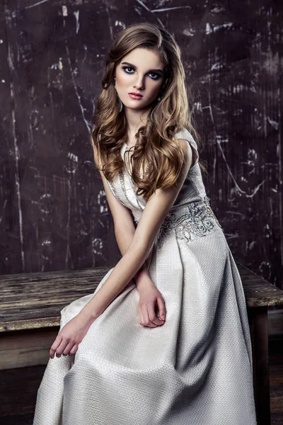 Young Model Posing Luxury Wedding Dress — Stock Photo, Image