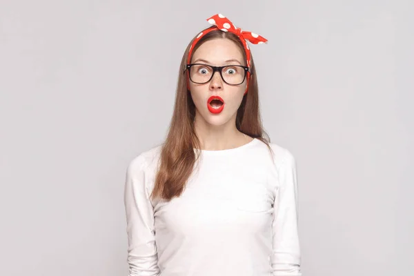 Retrato Una Joven Conmocionada Camiseta Blanca Gafas Sobre Fondo Gris — Foto de Stock