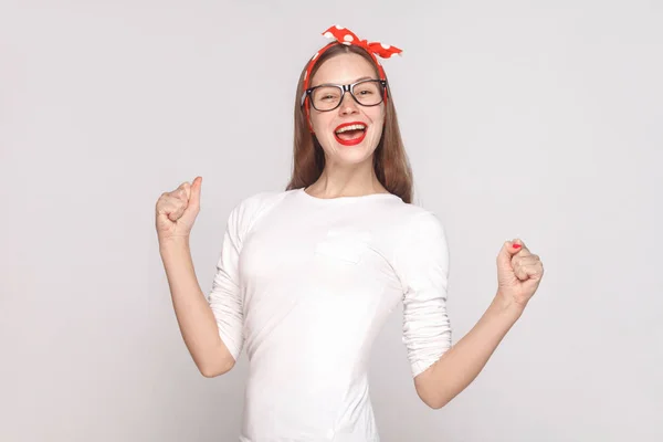 Retrato Mujer Joven Feliz Camiseta Blanca Gafas Sobre Fondo Gris — Foto de Stock