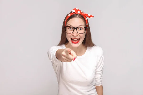 Jeune Femme Shirt Blanc Lunettes Pointant Doigt Sur Fond Gris — Photo