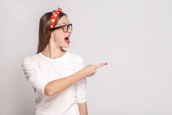 Ung Kvinna Vit Shirt Och Glasögon Pekar Finger Grå Bakgrund — Stockfoto