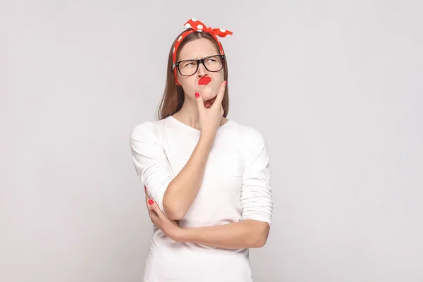 Portrait Réfléchi Jeune Femme Shirt Blanc Lunettes Sur Fond Gris — Photo