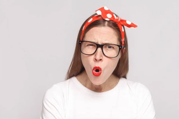 Retrato Una Joven Conmocionada Camiseta Blanca Gafas Sobre Fondo Gris — Foto de Stock