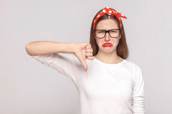 Tristes Pulgares Hacia Abajo Gesto Mujer Joven Camiseta Blanca Gafas — Foto de Stock