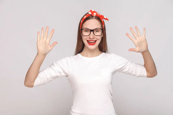 Πορτρέτο Του Happy Νεαρή Γυναίκα Στο Λευκό Μπλουζάκι Και Γυαλιά — Φωτογραφία Αρχείου