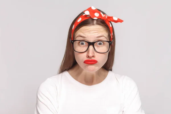 Ojos Grandes Impactaron Cara Mujer Joven Camiseta Blanca Gafas Sobre — Foto de Stock