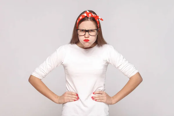 Beyaz Tişört Açık Gri Renkli Gözlük Mutsuz Mutsuz Genç Kadın — Stok fotoğraf