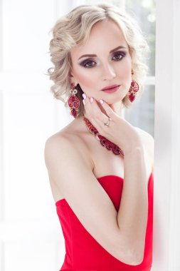 Moda model pencere poz ve yüzünü kameraya bakarken dokunmadan 