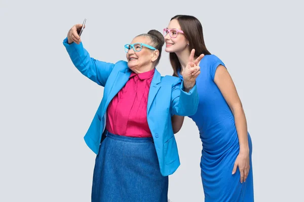 할머니 파란색에서 드레스와 포즈와 Selfie를 만들고 할머니 관계의 개념에 — 스톡 사진