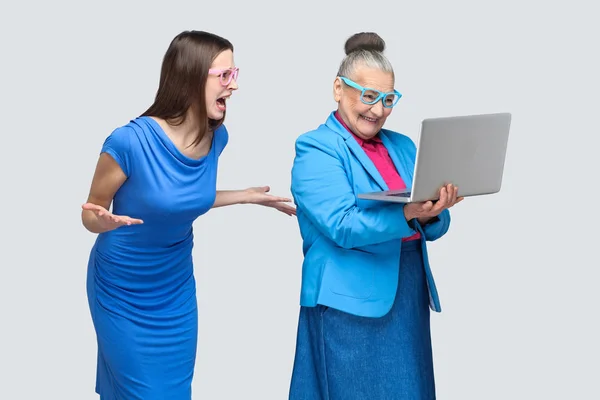 할머니를 노트북과 불행에 근처에 손녀와 할머니의 관계의 — 스톡 사진