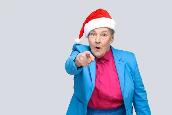 Sorprendida Abuela Traje Azul Gorra Roja Navidad Apuntando Con Dedo —  Fotos de Stock