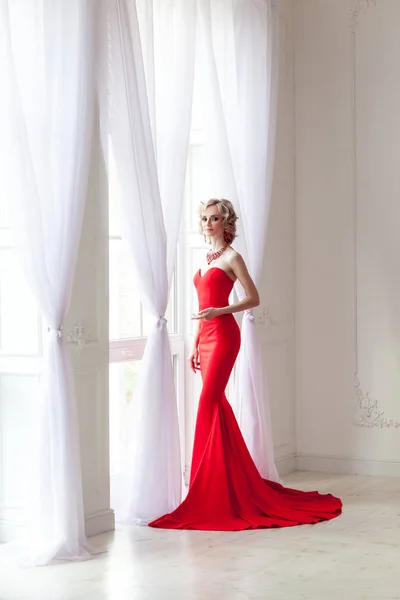 Mode Elegante Vrouw Met Blonde Prachtige Haren Perfecte Make Poseren — Stockfoto