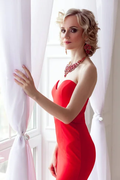 Moda Mujer Elegante Con Cabello Magnífico Rubia Maquillaje Perfecto Posando —  Fotos de Stock