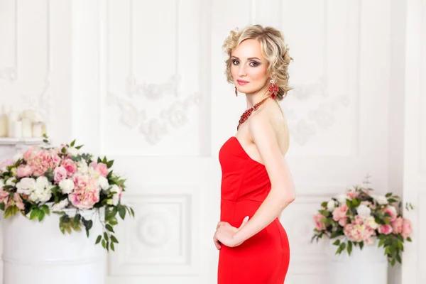 Bela Senhora Ricamente Vestido Vermelho Jóias Posando Com Mão Cintura — Fotografia de Stock