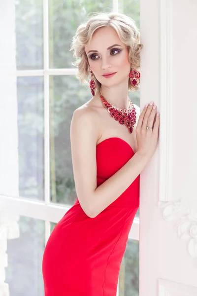 Sensual Dama Vestido Rojo Posan Estudio Cerca Ventana Pared Blanca — Foto de Stock