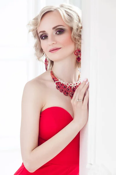 Sensual Dama Vestido Rojo Posan Estudio Cerca Ventana Pared Blanca —  Fotos de Stock