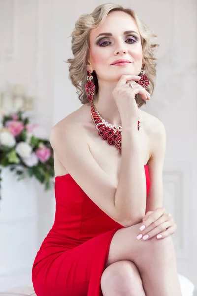 Glamour Und Schöne Blonde Lächelnde Frau Die Ihr Kinn Berührt — Stockfoto