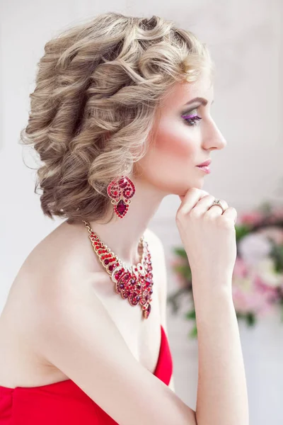 Vista Perfil Sensual Hermosa Mujer Rubia Con Peinado Rizado Tocando — Foto de Stock