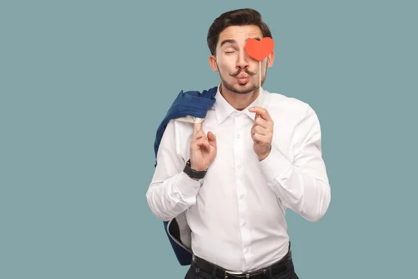 Verliebter Lustiger Mann Weißem Hemd Mit Rotem Herzaufkleber Vor Augen — Stockfoto