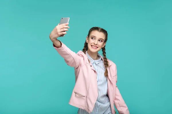 Boldog Szép Csípő Stílusban Pigtail Frizura Gazdaság Smartphone Figyelembe Selfie — Stock Fotó