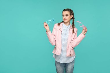 yeşil arka yüzünde şüpheli komik kadın hippi tarzı mavi ve pembe gözlük tutan ve uzakta ile seyir helezon saç modeli ile karışık 