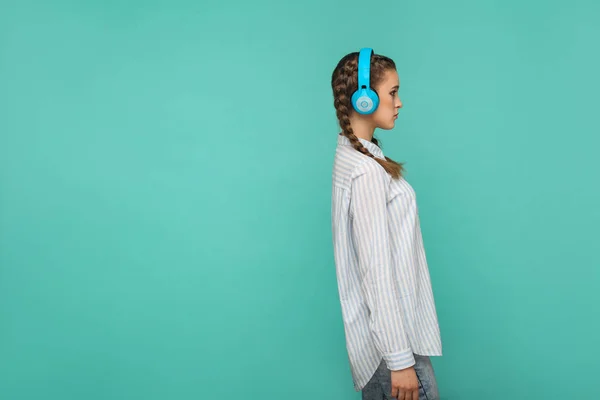 Vista Lateral Mulher Camisa Azul Listrada Pigtail Penteado Ouvir Música — Fotografia de Stock