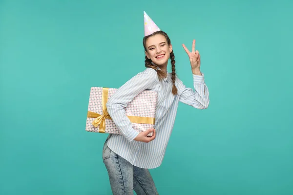 Lycklig Kvinna Randig Blå Skjorta Och Födelsedag Mössa Huvudet Står — Stockfoto