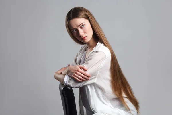 Duygusal Endişe Genç Modeli Aktör Çapraz Elle Siyah Sandalye Üzerinde — Stok fotoğraf
