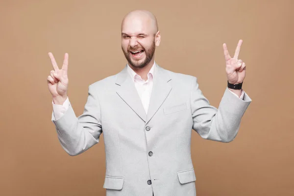 Bonito Médio Idade Careca Barbudo Empresário Luz Cinza Terno Olhando — Fotografia de Stock