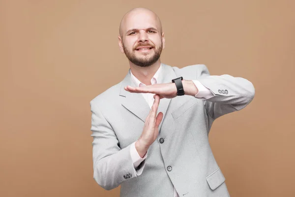 Média Idade Careca Barbudo Empresário Trabalhador Terno Cinza Claro Olhando — Fotografia de Stock