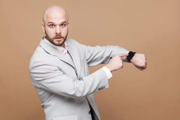 Sério Bonito Médio Idade Careca Barbudo Empresário Terno Cinza Claro — Fotografia de Stock