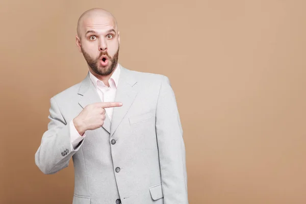 Portret Van Verrast Midden Leeftijd Zakenman Klassieke Licht Grijs Pak — Stockfoto