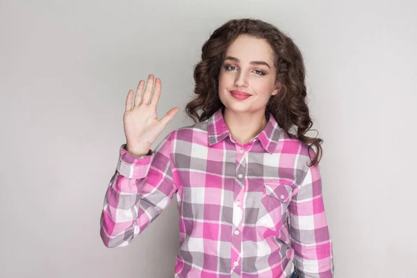 Mulher Bonita Feliz Com Penteado Encaracolado Maquiagem Rosa Camisa Quadriculada — Fotografia de Stock