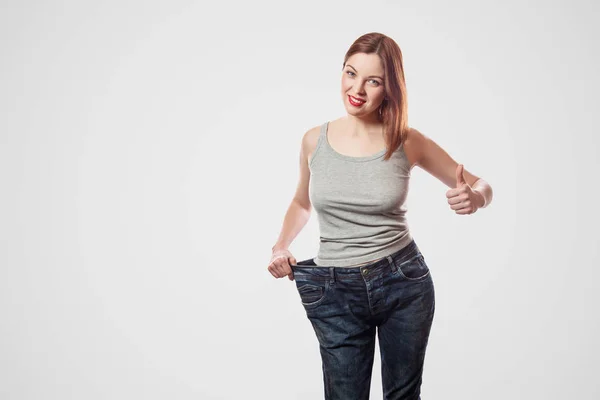 Retrato Feliz Bela Jovem Com Cintura Fina Jeans Grandes Mostrando — Fotografia de Stock