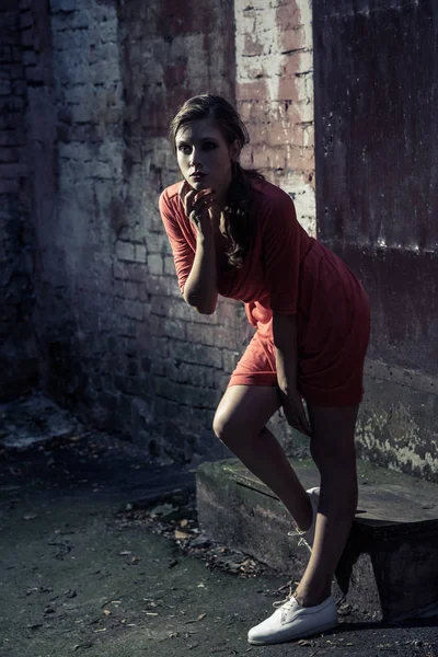 Ελκυστική Γυναίκα Λαμπερό Φόρεμα Στέκεται Κοντά Στο Κατώφλι Του Σπιτιού — Φωτογραφία Αρχείου