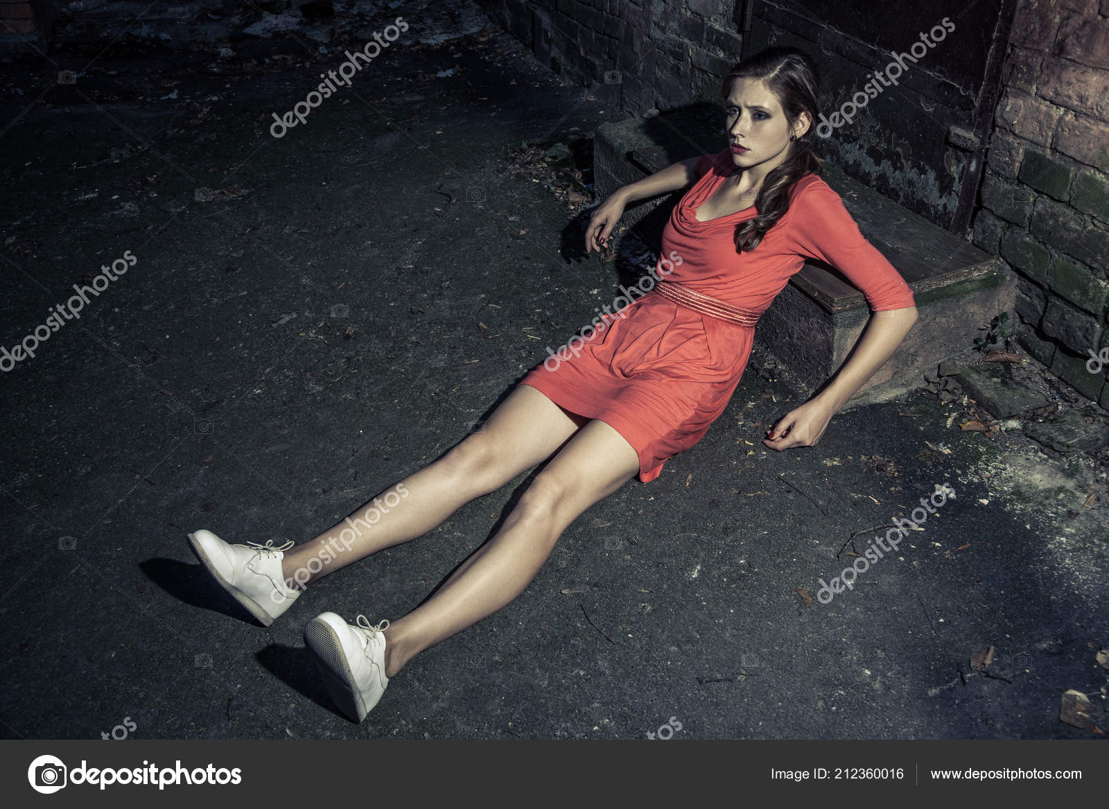 Attrayant Femme Robe Lumineuse Assis Sur Route Penche Sur Seuil Image Libre De Droit Par Khosrork C 212360016