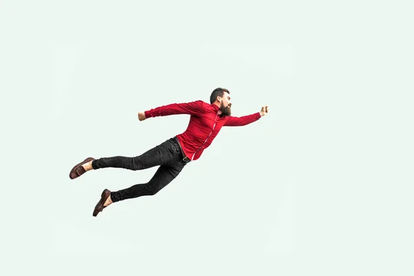 Hombre Negocios Barbudo Fuerte Sentía Superhéroe Volando Sobre Fondo Gris — Foto de Stock