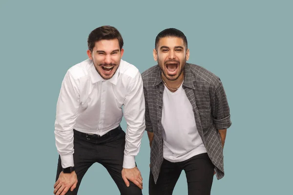 Twee Knappe Bebaarde Gelukkig Vrienden Camera Kijken Lachen Met Geopende — Stockfoto
