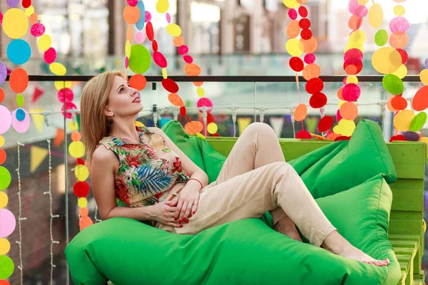 Mladá Žena Stylový Relaxační Zeleném Polštáři — Stock fotografie