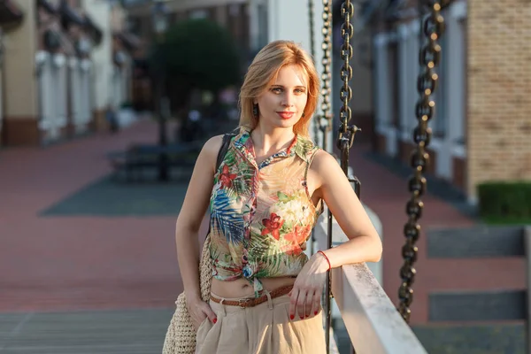 Jonge Vrouw Tropische Shirt Met Goddelozen Tas Poseren Stad Straat — Stockfoto