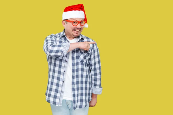 Mann Mittleren Alters Roter Weihnachtsmütze Zeigt Nach Rechts Auf Gelbem — Stockfoto