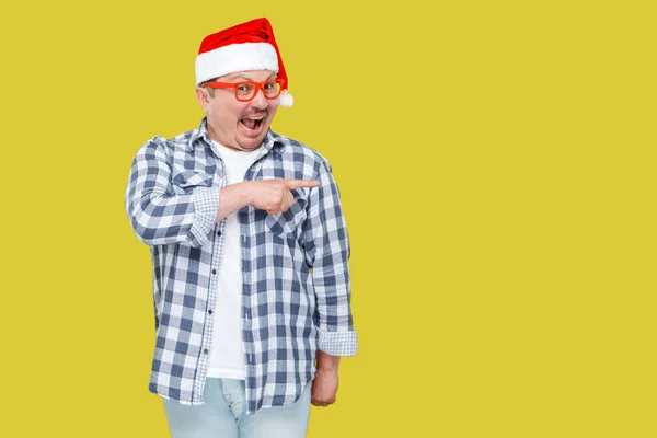 Mann Mittleren Alters Roter Weihnachtsmütze Zeigt Nach Rechts Auf Gelbem — Stockfoto