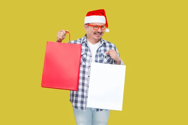 Glad Mitten Mannen Röd Santa Mössa Holding Shopping Paket Gul — Stockfoto