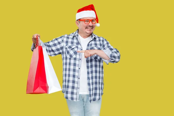 Glad Mitten Mannen Röd Santa Mössa Holding Shopping Paket Gul — Stockfoto