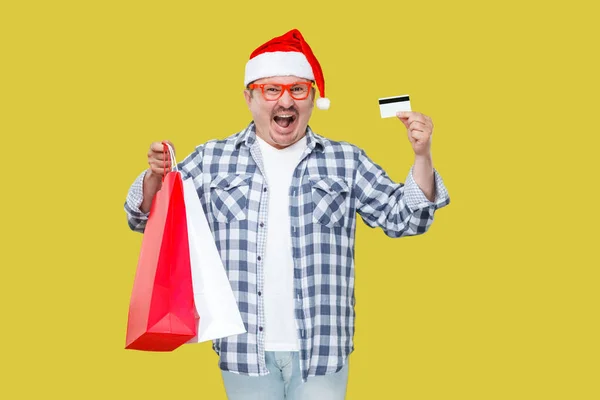 Homem Feliz Boné Vermelho Segurando Sacos Presente Compras Cartão Crédito — Fotografia de Stock