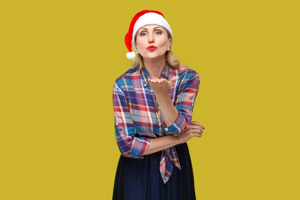 Porträt Einer Erwachsenen Frau Roter Weihnachtsmannmütze Die Luftkuss Auf Gelbem — Stockfoto