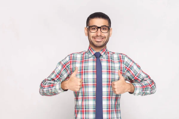 Tevreden Bebaarde Zakenman Opstaan Met Duimen Grijze Achtergrond — Stockfoto