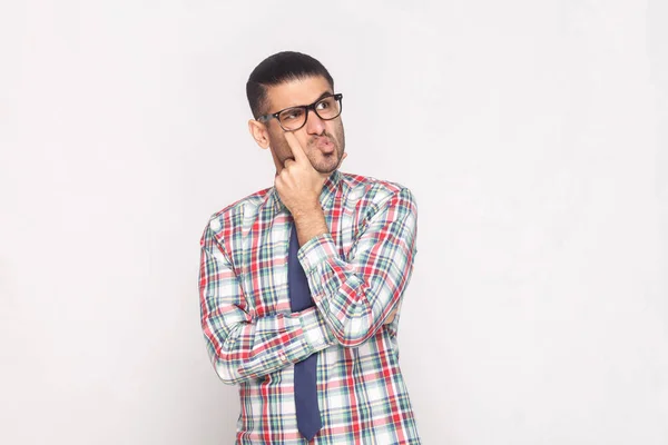 Pensativo Hombre Negocios Barbudo Con Cara Divertida Sobre Fondo Gris — Foto de Stock