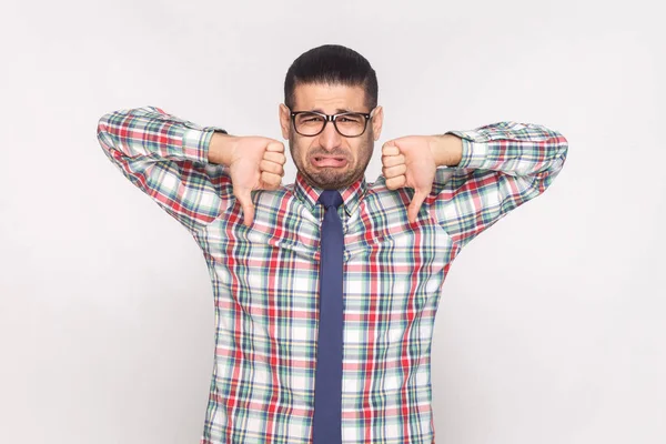 Sorgliga Skäggiga Affärsman Med Tummen Ner Och Ogillande Gest Grå — Stockfoto