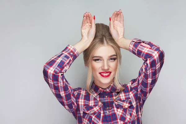 Rolig Blond Kvinna Med Bunny Gest Händer Grå Bakgrund — Stockfoto